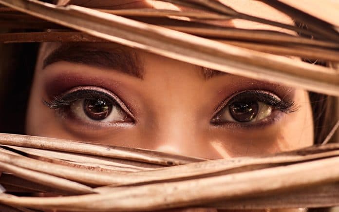 Maquillage yeux marron : couleurs, techniques…toutes les astuces pour le réussir