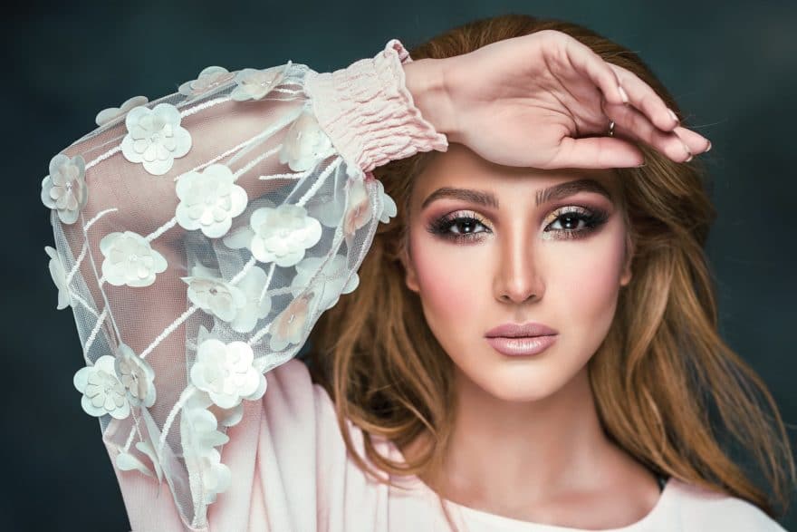 Maquillage yeux marron : couleurs, techniques…toutes les astuces pour le réussir