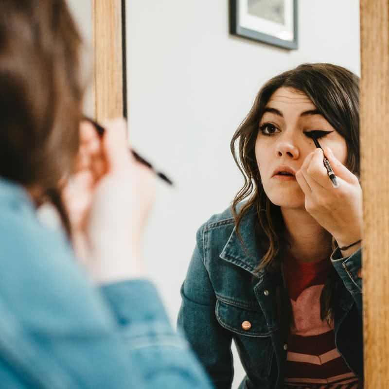 Eyeliner _ Comment bien le choisir et réaliser un trait d’eyeliner parfait