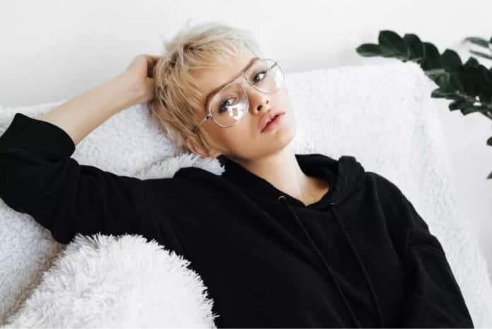 Coupe très courte, femme aux cheveux blond