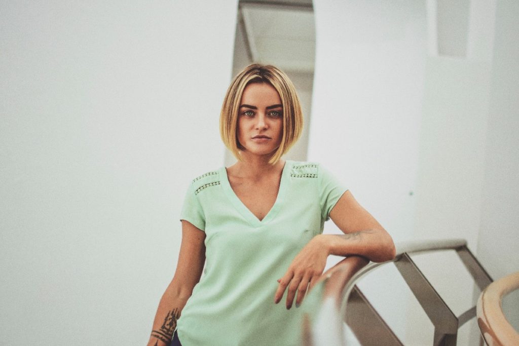 Femme avec une coupe courte tendance, cheveux blond