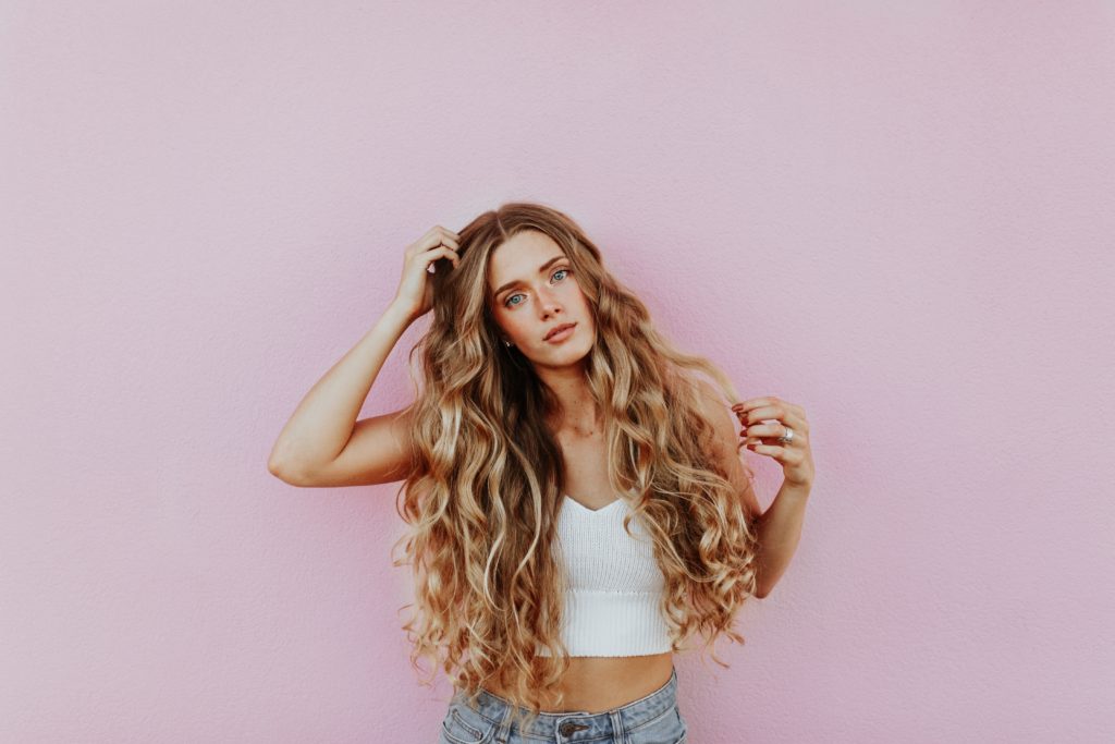 Cheveux longs bouclés