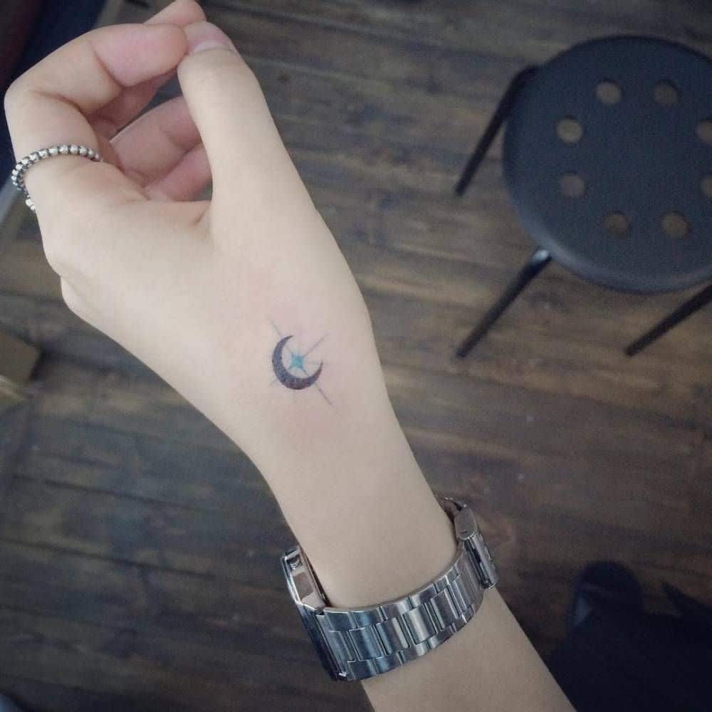 tatouage main lune