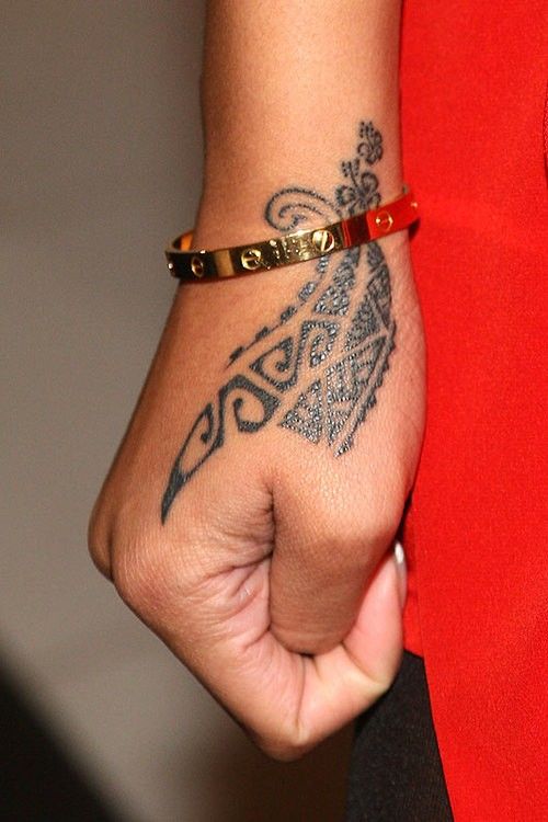 Le tatouage tribal sur la main pour femme Si les hommes aiment particulièrement le tatouage tribal sur la main ou sur le corps, les femmes sauront aussi apprécié ces lignes minimalistes et graphiques. Sans compter le message fort véhiculé par les tatouages tribaux, qui plairont aussi à la gente féminine.
