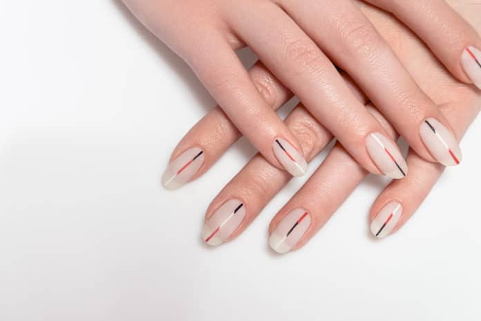 tutoriel pour nail art minimaliste