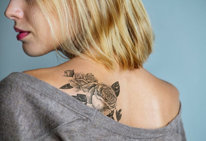 15 idées de tatouages fleurs modernes tendances