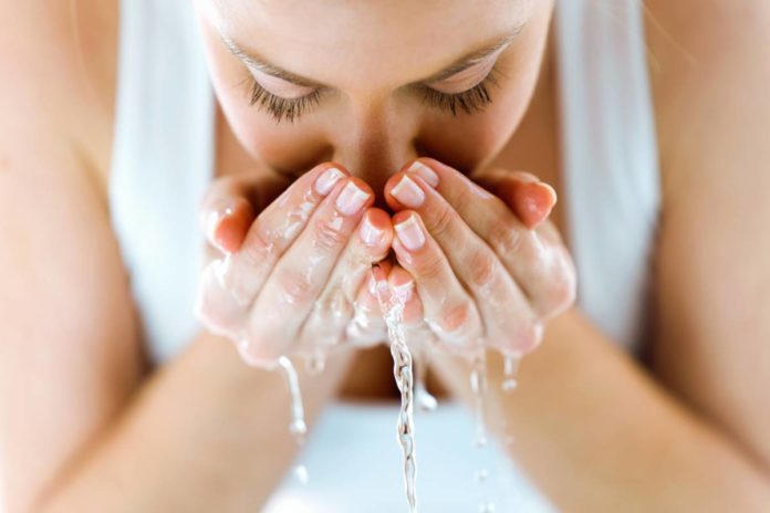 L'eau accentue les problèmes de sécheresse de peau : conseils et solutions