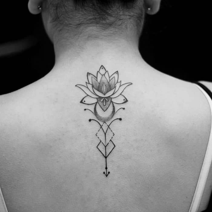 tatouage fleur de lotus femme