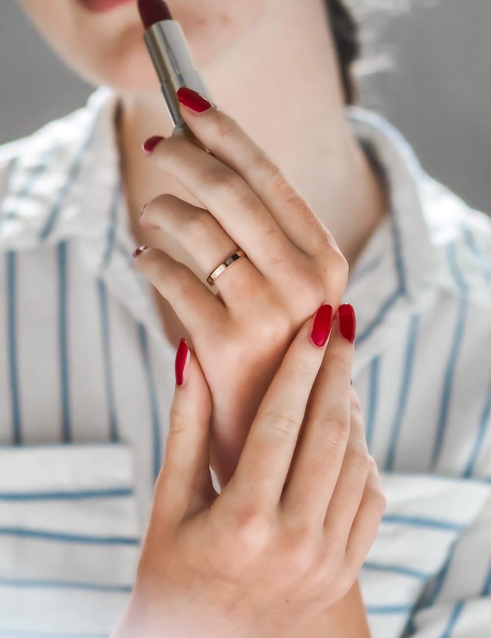 comment bien porter le vernis rouge