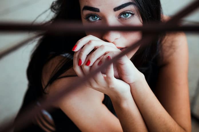 comment bien porter le vernis rouge