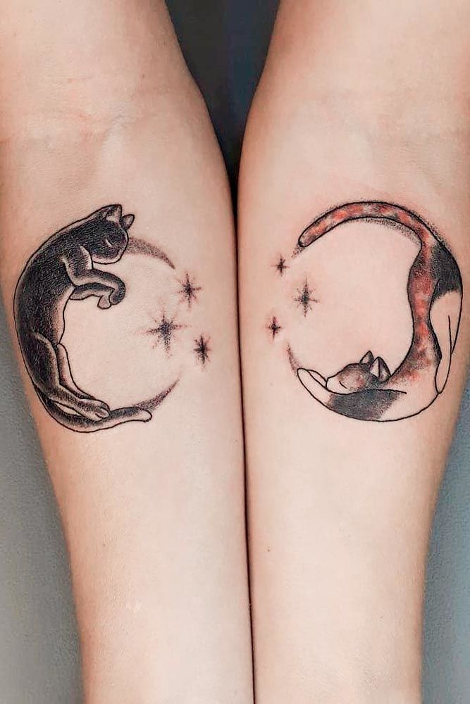 tatouage chat en forme de lune
