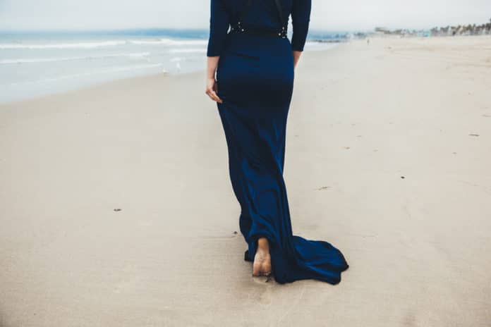 Comment porter la robe bleu marine avec style ?