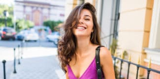 Comment porter une robe violette ? Idées de tenues et conseils Comment porter une robe violette Idées de tenues et conseils