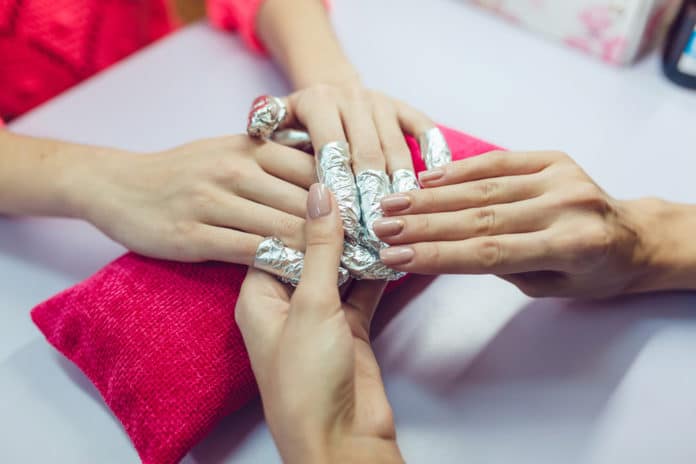 Comment enlever des faux ongles 