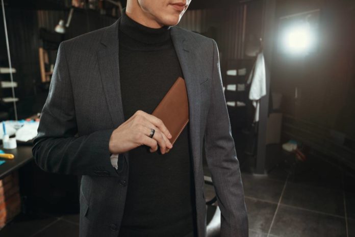 Porte-documents, sac à dos... la maroquinerie des hommes chics !