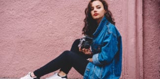 4 idées de looks pour porter la veste en jean longue comment porter la veste en jean longue