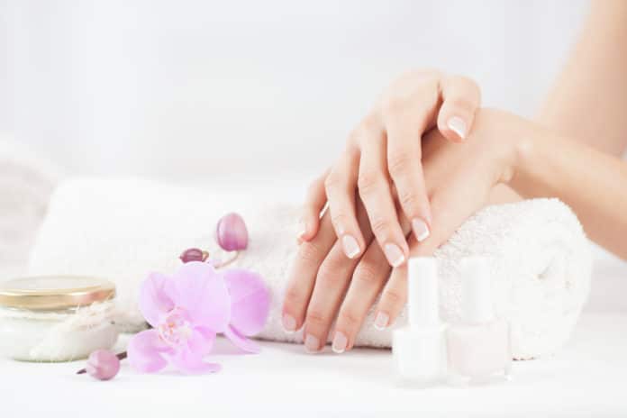 12 soins des ongles naturels qu'on adore (huile de ricin, figue, etc.) 12 soins des ongles naturels qu'on adore (huile de ricin, figue, etc.)