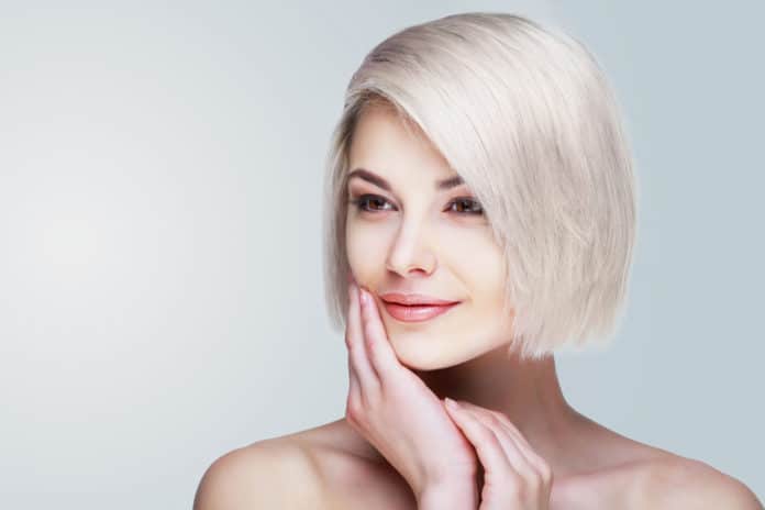 Teinture blanche pour cheveux  conseils et faux pas à éviter