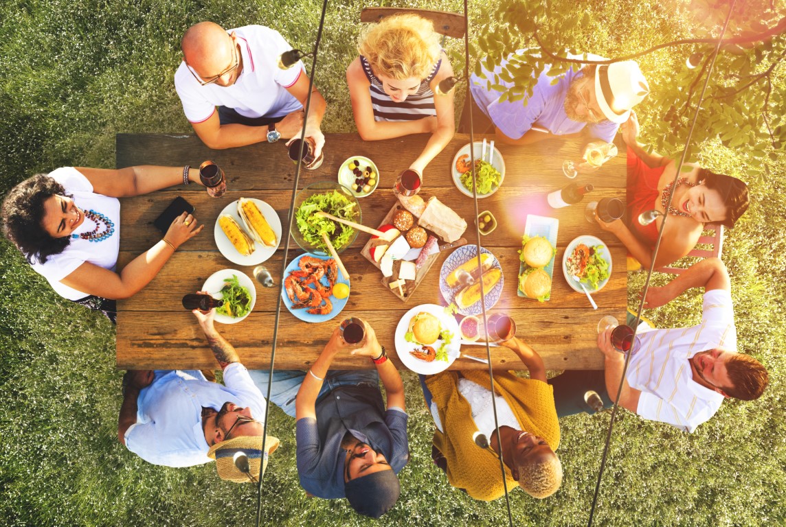 repas extérieur en famille en été