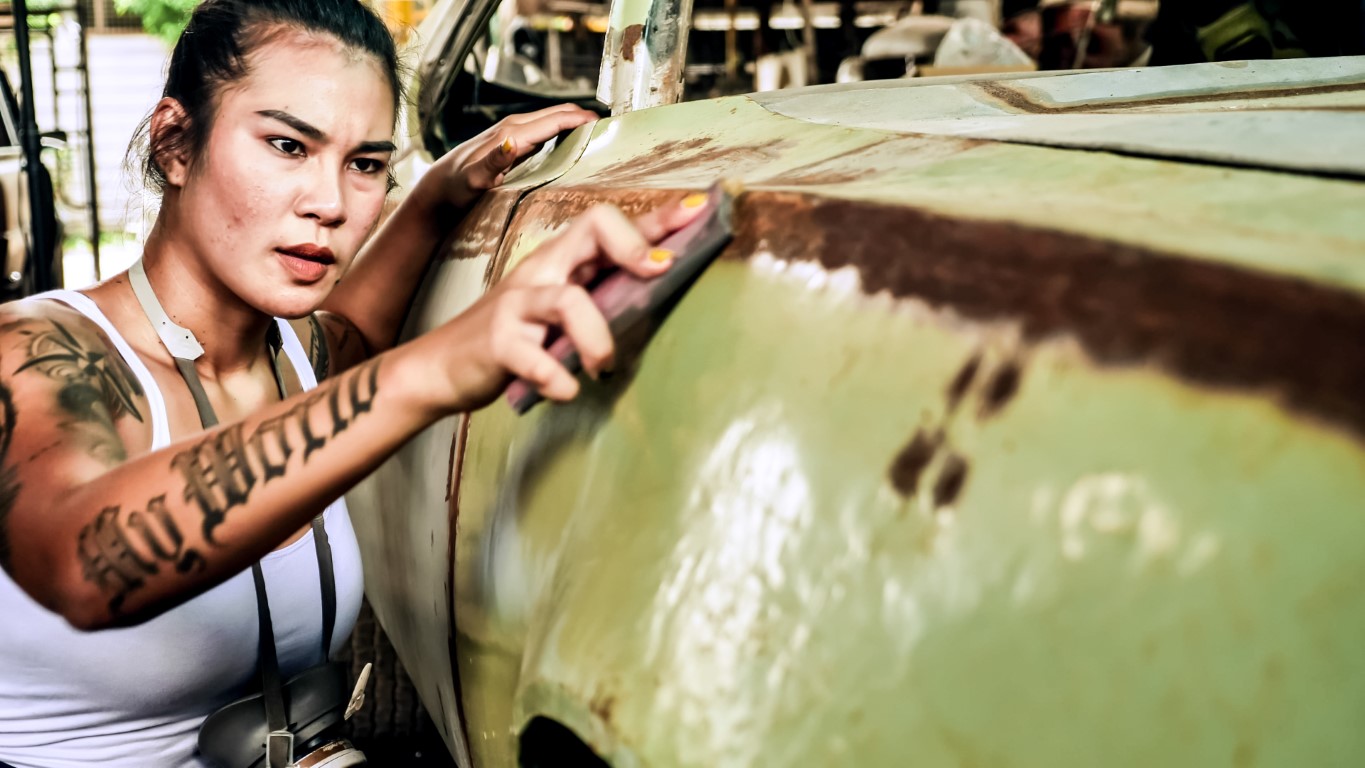 femme qui ponse sa voiture
