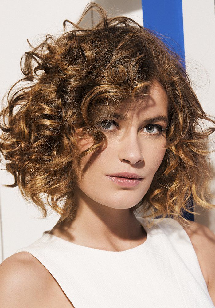 carré flou cheveux bouclés