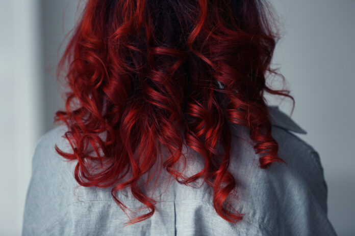 Comment adopter la tendance des cheveux rouges sans faire clown