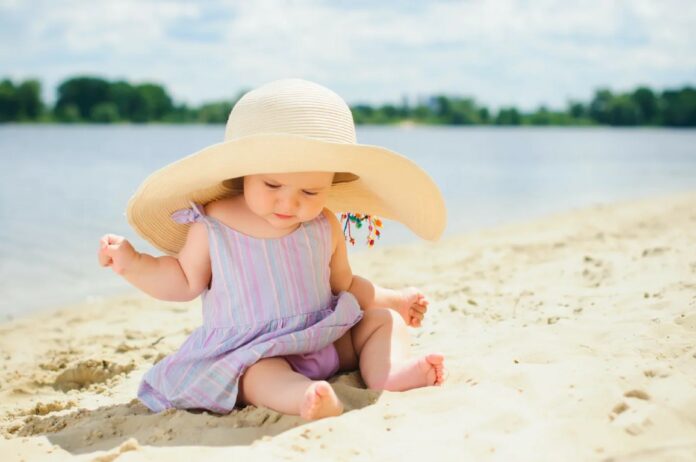crème solaire bio pour bébé sur la plage