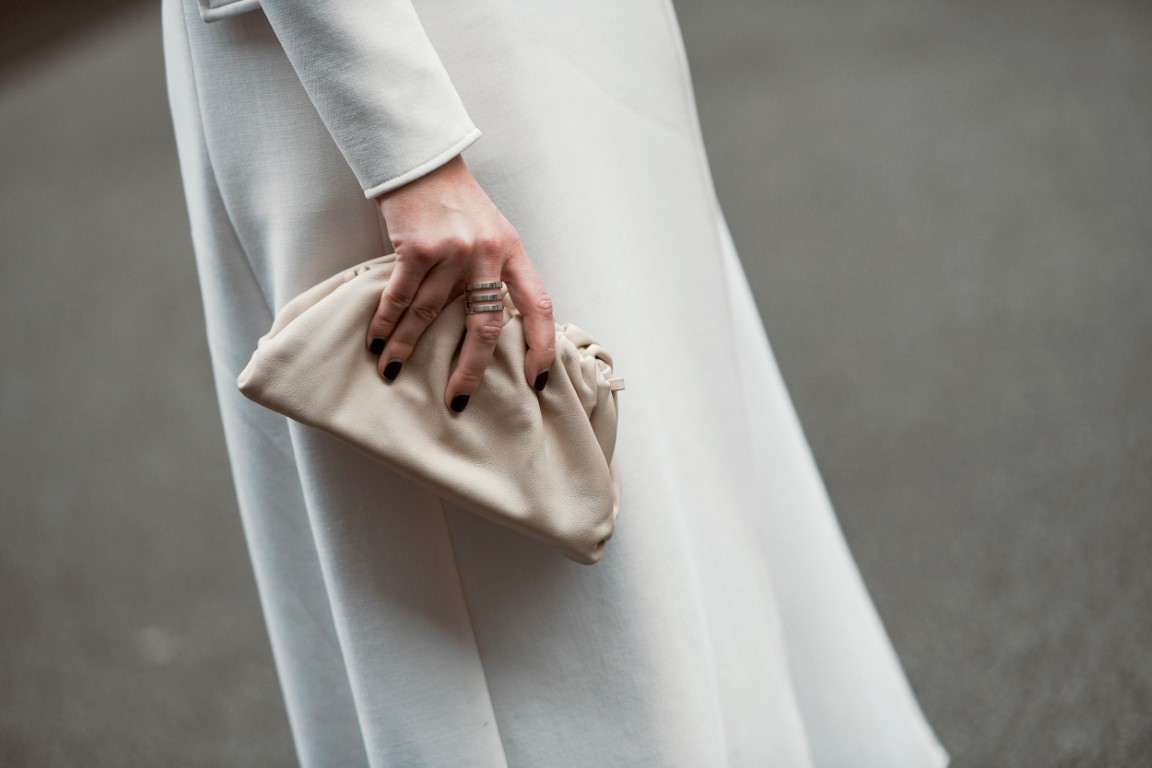 pochette femme cuir blanc cassé soirée
