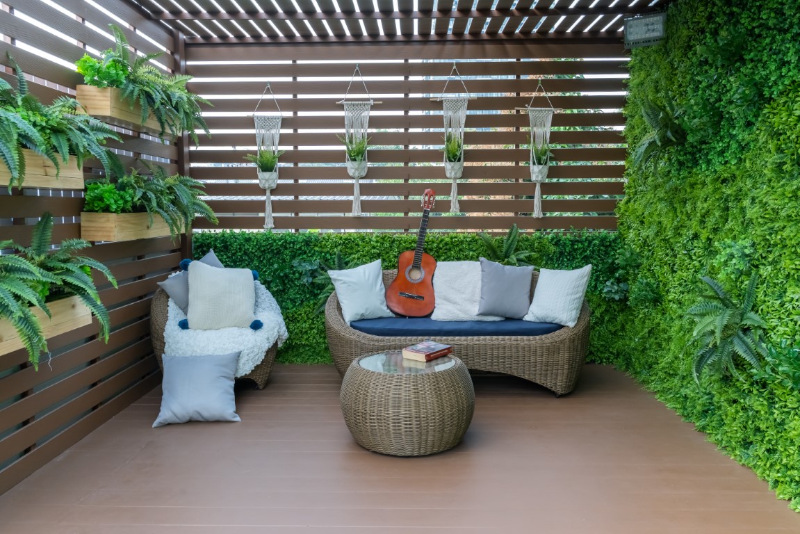 balcon avec un brise vue intégral