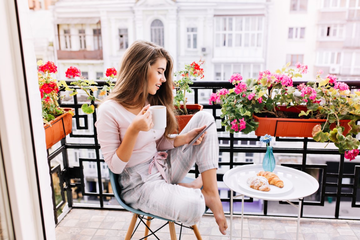 femme qui profite de son balcon