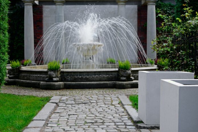 jardin avec une fontaine