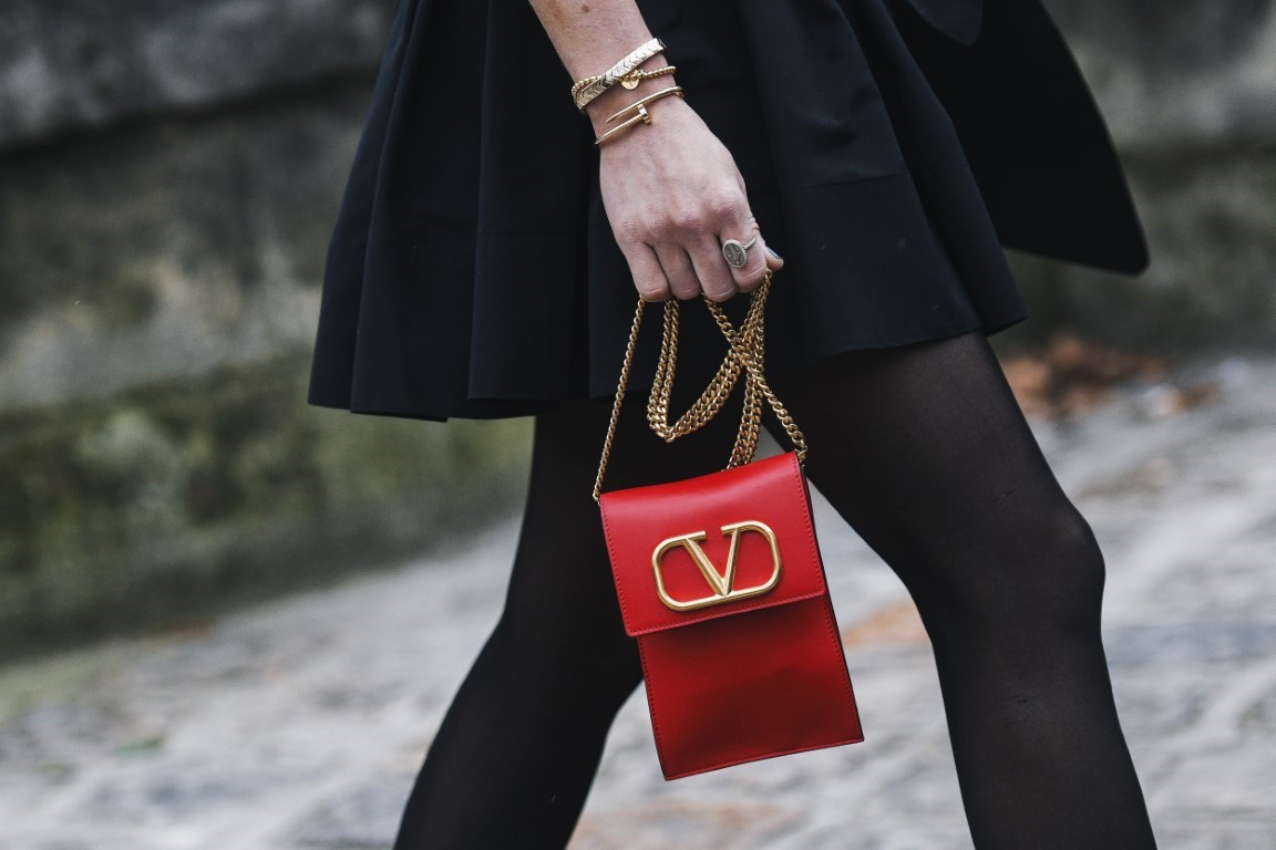 sac vantino rouge V cuir or
