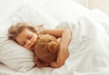 Votre enfant grandit : comment choisir son lit ? enfant qui dort