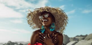 Chapeau ou casquette selon mon style et ma forme de visage ? chapeau plage large bord en paille chic
