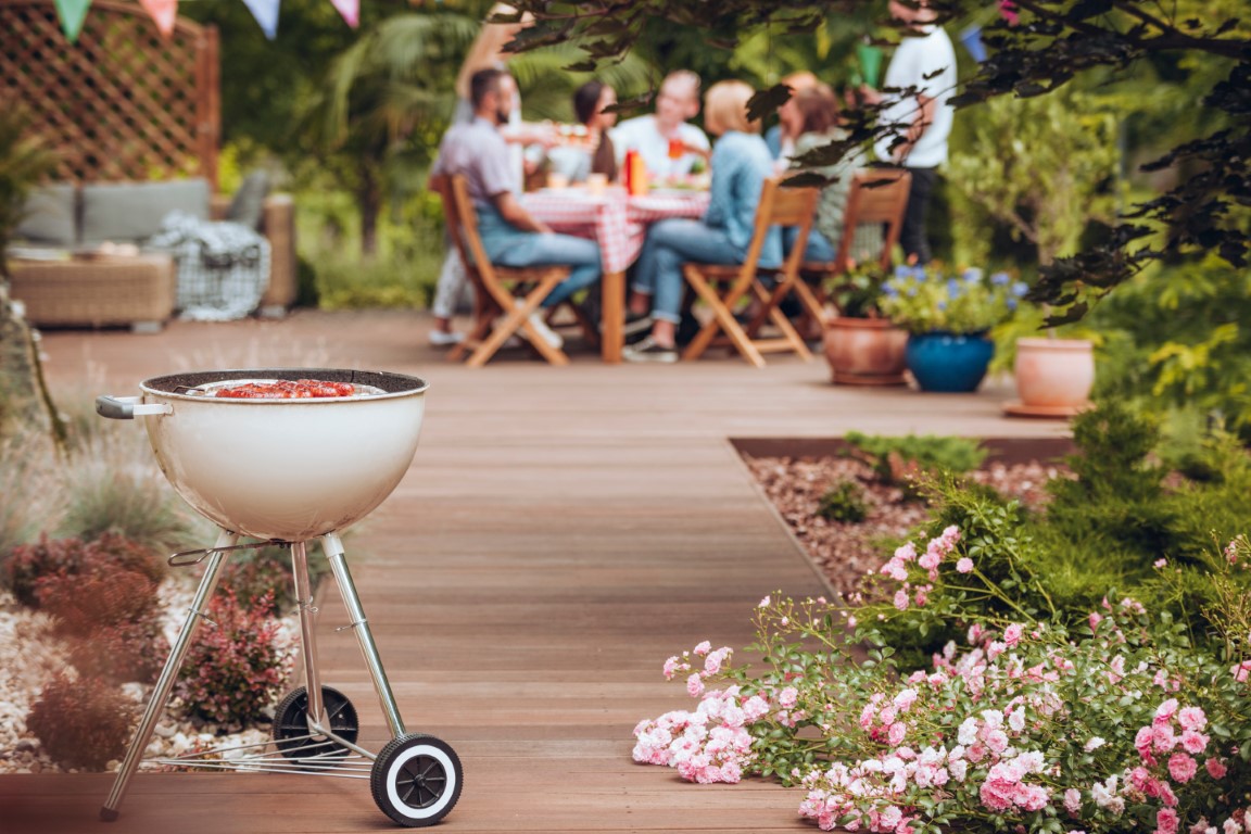 repas familiale sur la terrasse en été