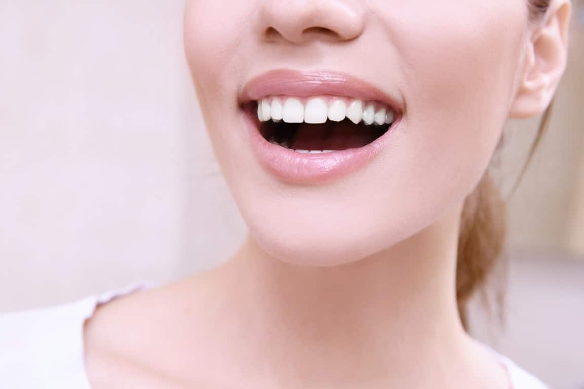 sourire avec de belles dents blanches