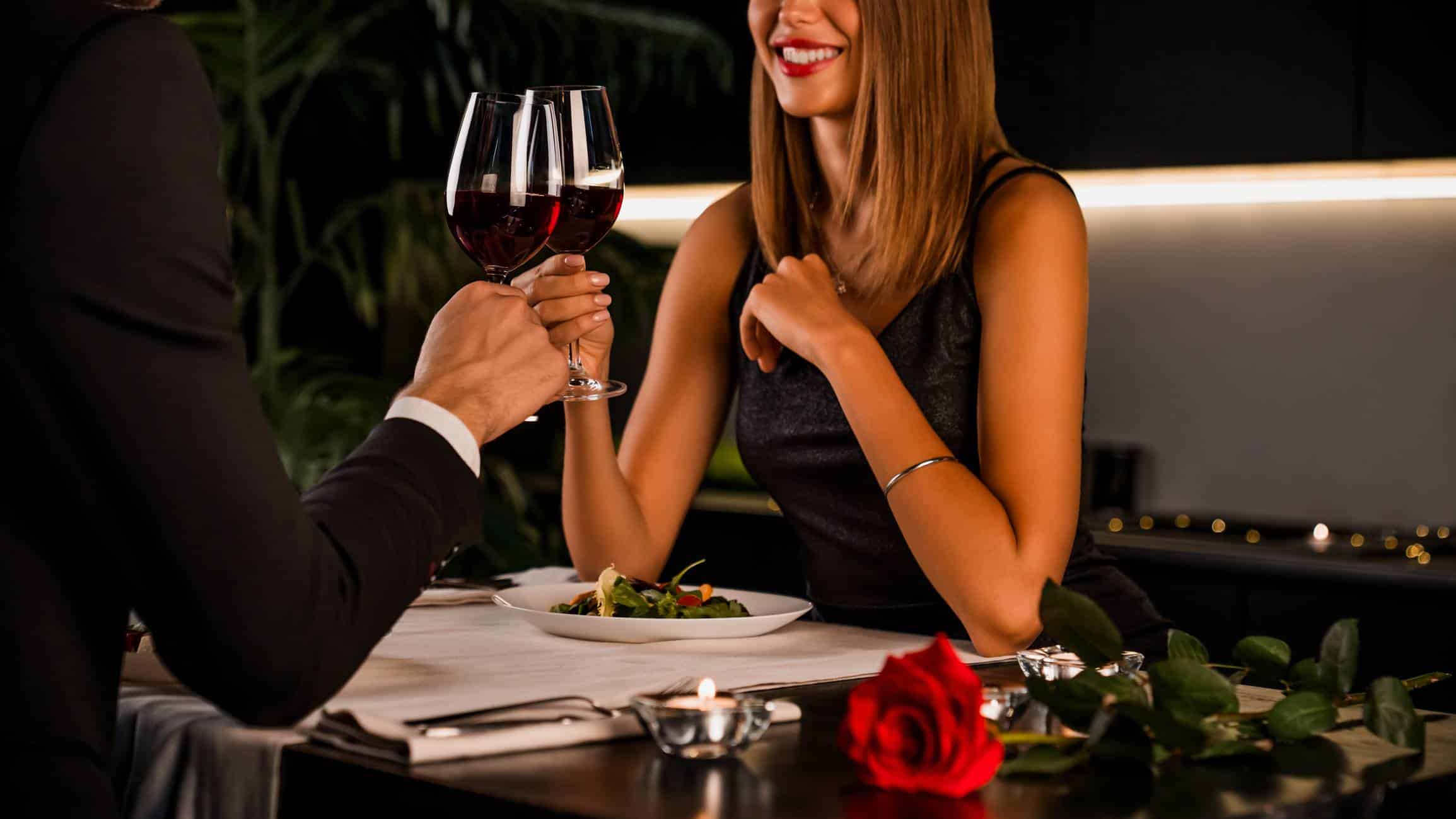 couple qui dine pour la Saint-Valentin