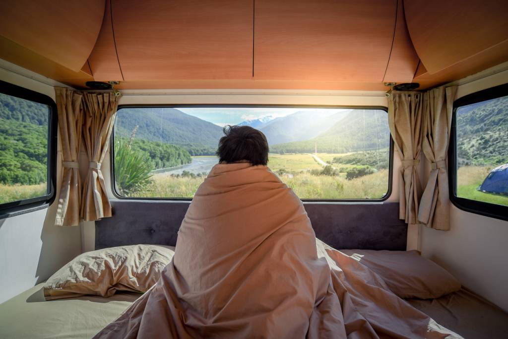 espace couchage dans un van aménagé