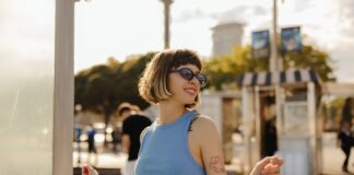 Le débardeur pour femme : le caméléon insoupçonné de votre garde-robe debardeur femme bleu