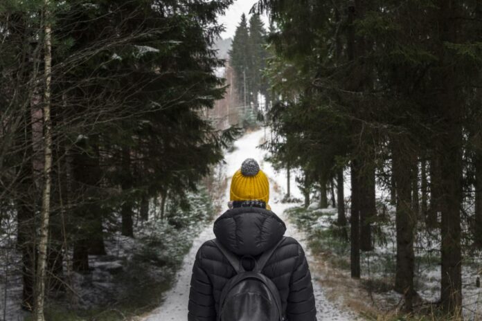femme en randonnée en hiver