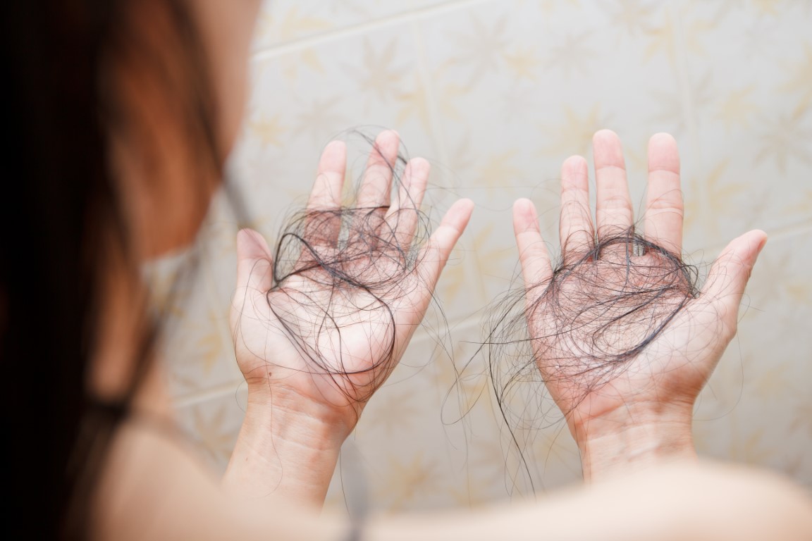 mèches de cheveux dans les mains