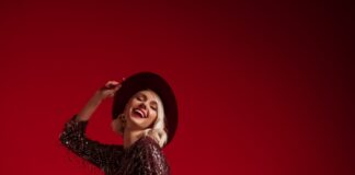 Quelles bottes pour femme porter avec une tenue de fête ? bottes noires looks de fete