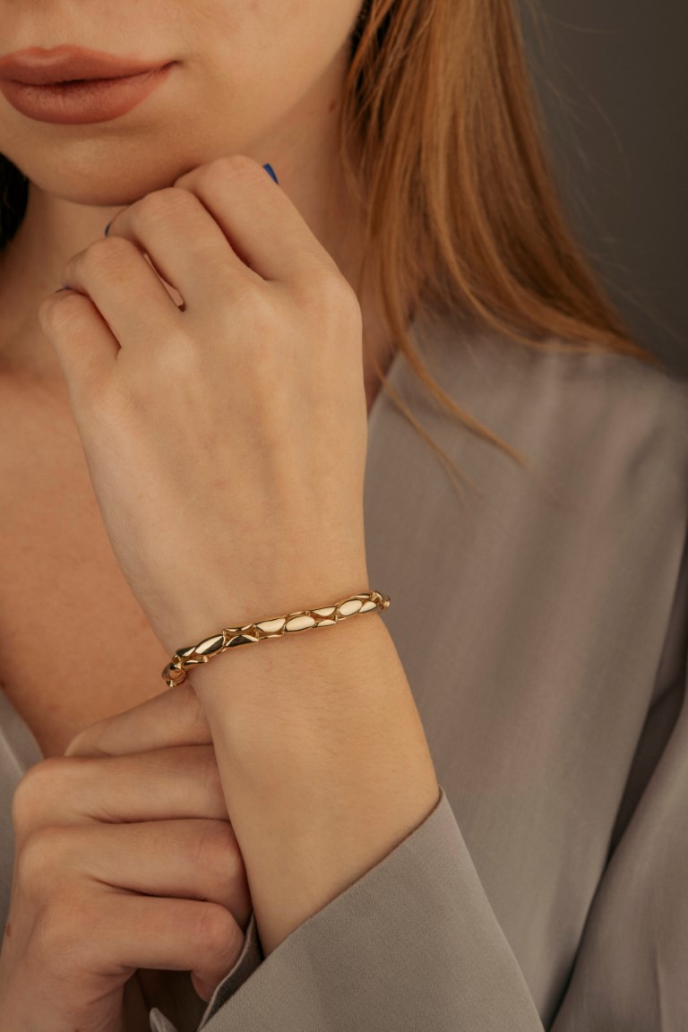 bracelet magnétique doré et féminin