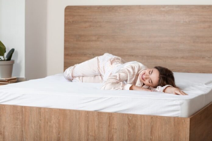 Morning,Of,Beautiful,Young,Woman,Lying,On,Bed,With,Soft matelas haut de gamme soie