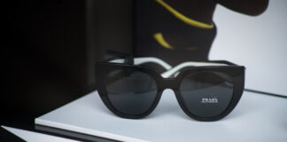 Les lunettes de soleil glamour Prada qui nous font de l’œil cette saison Les lunettes de soleil (glamour) Prada pour femmes qui nous font de l'œil cette saison