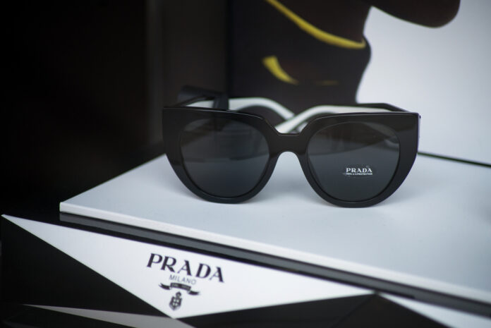 Les lunettes de soleil (glamour) Prada pour femmes qui nous font de l'œil cette saison Les lunettes de soleil (glamour) Prada pour femmes qui nous font de l'œil cette saison