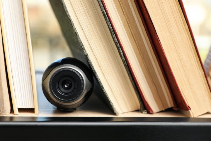caméras de surveillance cachée entre des livres