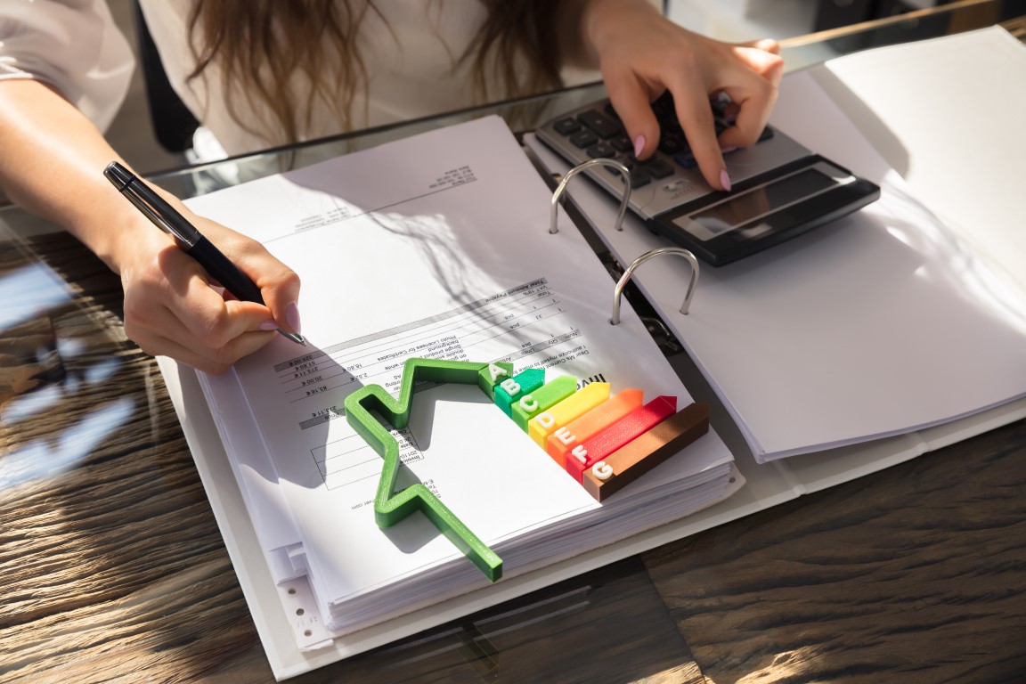 femme qui calcule ses économies d'énergie