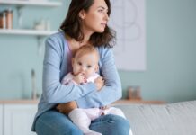 Comment réapprivoiser votre intimité en douceur après votre accouchement ? jeune maman avec son bébé dans les bras