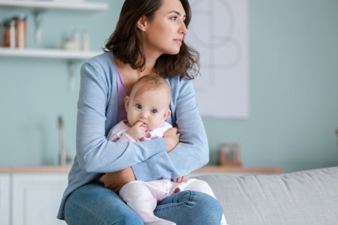 jeune maman avec son bébé dans les bras jeune maman avec son bébé dans les bras